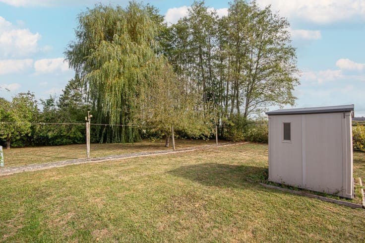 3-bedroom villa with a yard and a garage, in need of renovat