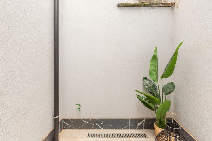Grondig gerenoveerde woning met 3 slpks