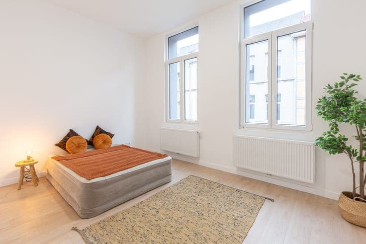 Grondig gerenoveerde woning met 3 slpks