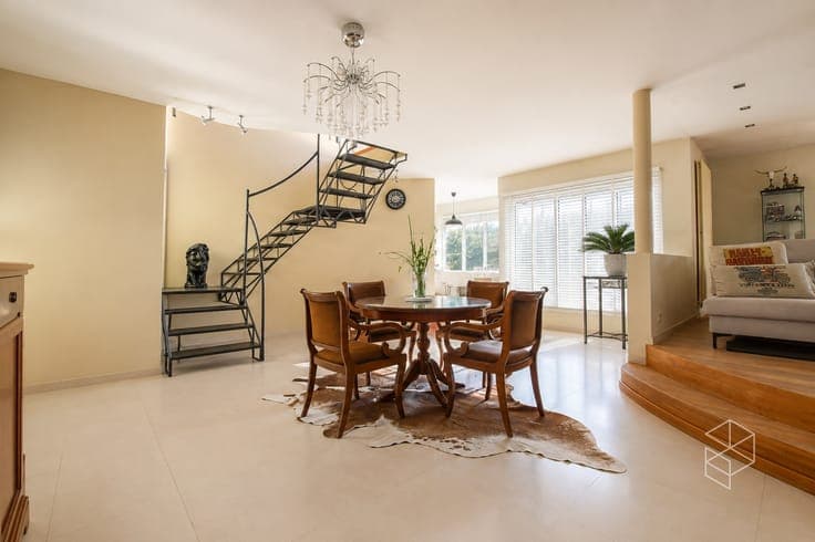 Ruime en karaktervolle woning op 926 m² centraal gelegen ...