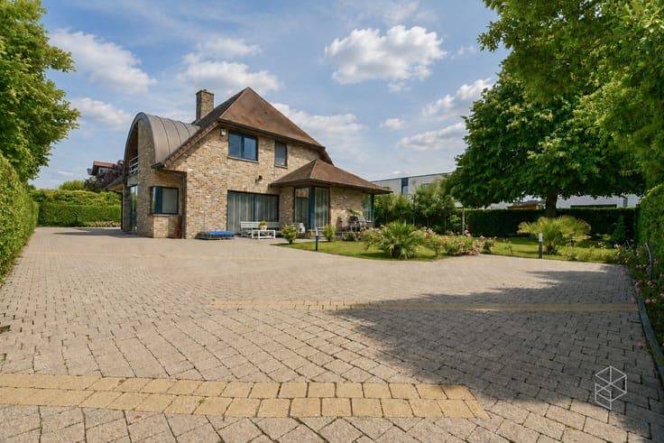 Ruime en karaktervolle woning op 926 m² centraal gelegen ...