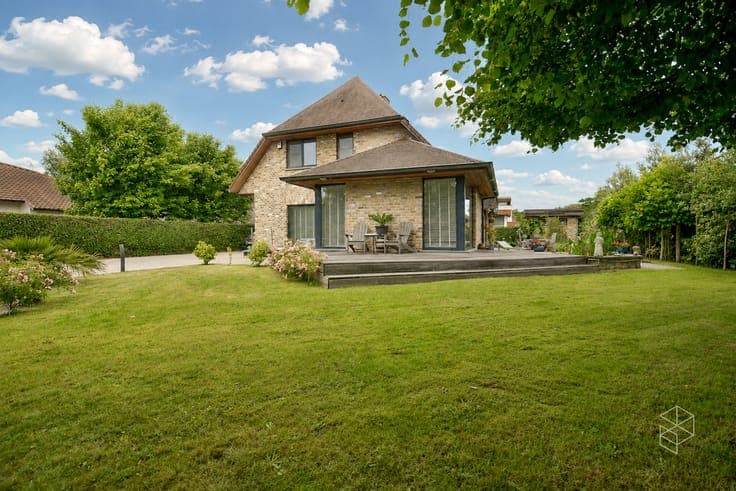 Ruime en karaktervolle woning op 926 m² centraal gelegen ...