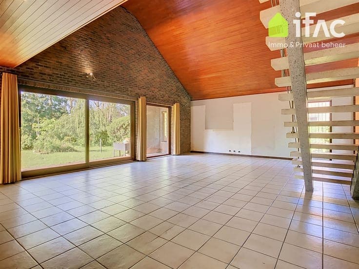 Villa with 3 beds, office & large plot