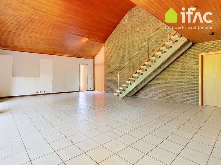 Villa with 3 beds, office & large plot