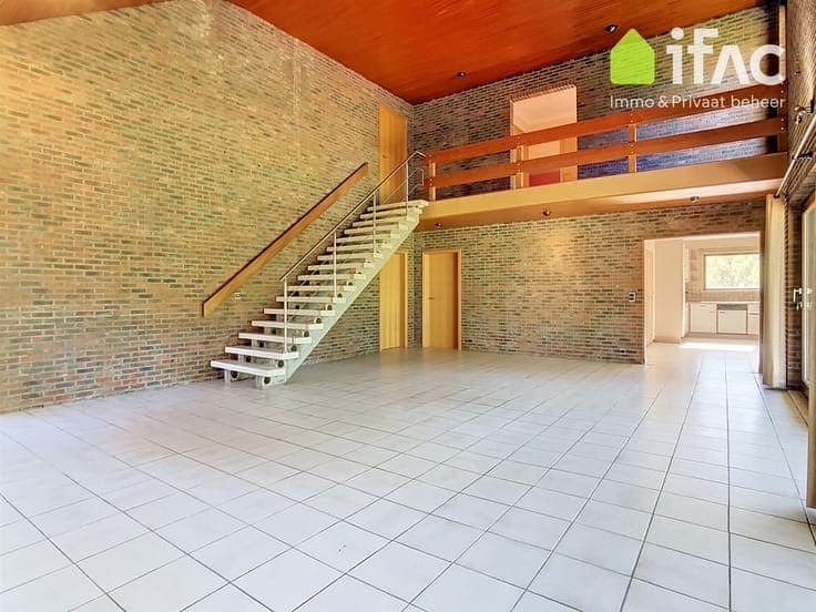 Villa with 3 beds, office & large plot