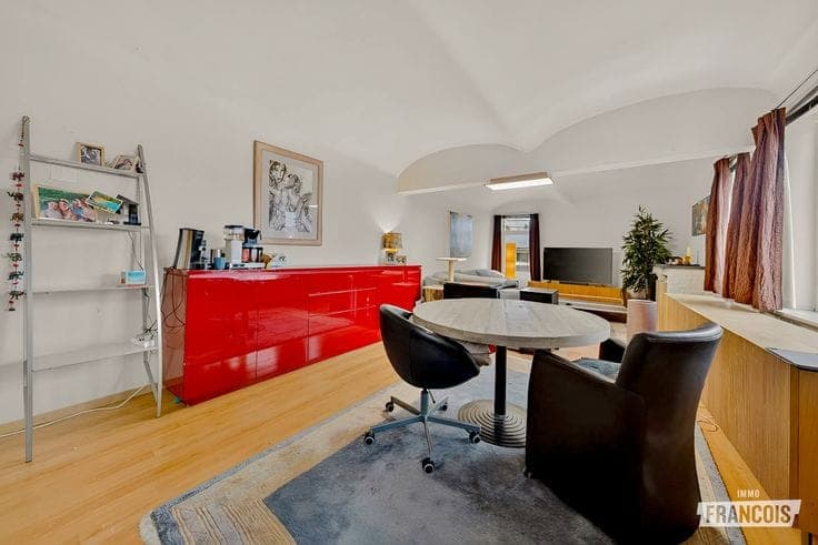 Handelszaak met privé-woonst op strategische ligging te koo…