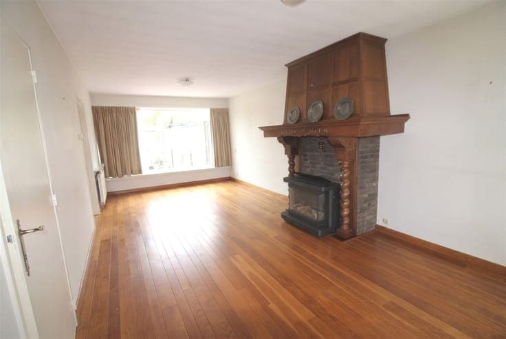 Te renoveren woning met tuin, garage en oprit te Schorvoort