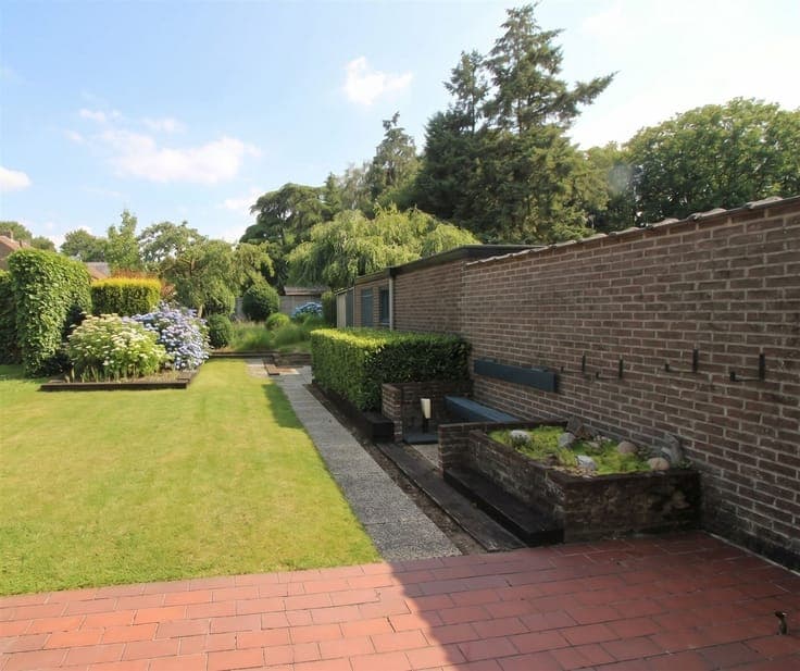 Te renoveren woning met tuin, garage en oprit te Schorvoort
