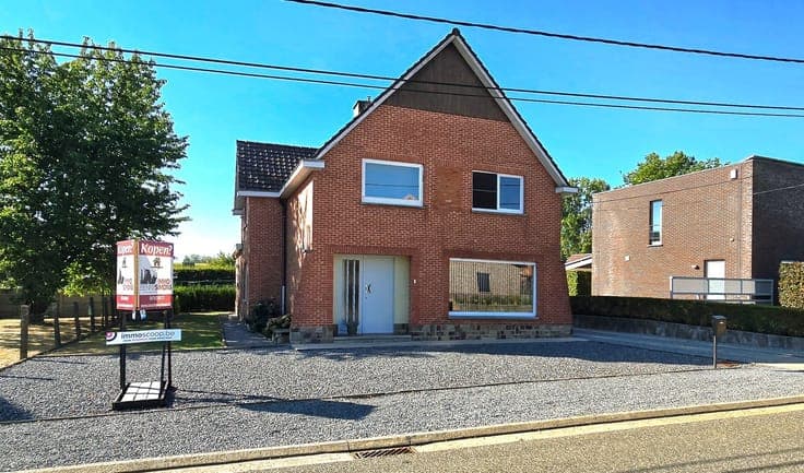 TE KOOP: te renoveren open bebouwing met 4 ruime slaapkamers