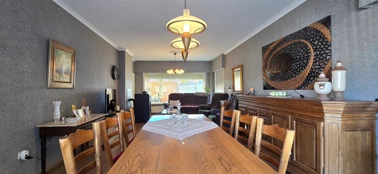 TE KOOP: te renoveren open bebouwing met 4 ruime slaapkamers