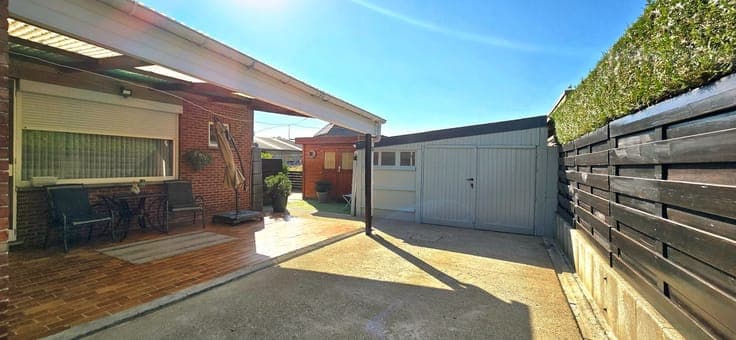 TE KOOP: te renoveren open bebouwing met 4 ruime slaapkamers