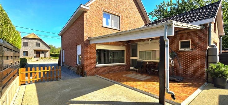 TE KOOP: te renoveren open bebouwing met 4 ruime slaapkamers