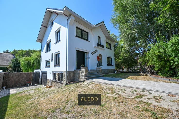 Statige en recent gerenoveerde villa met 4 slaapkamers op...