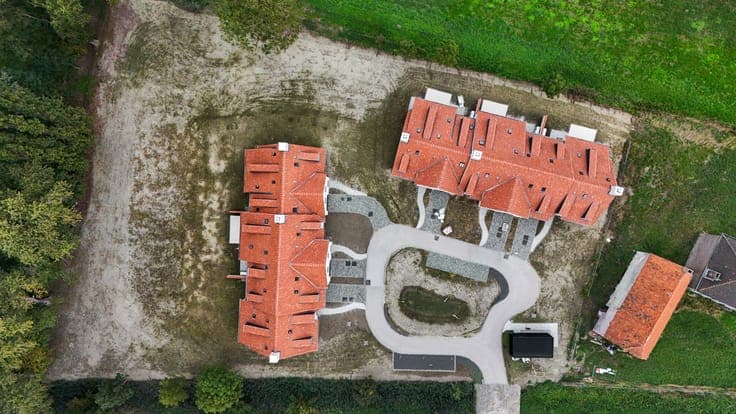 Halfopen nieuwbouwwoning in casco staat, op een magnifiek...