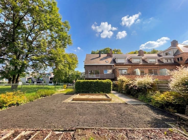 Prime located home (332 m²) with tremendous potential!