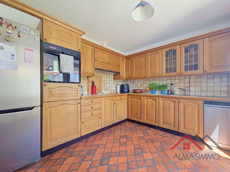 A charming semi-detached house with three br and a garden