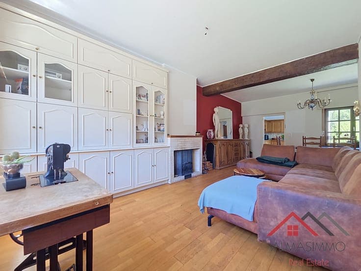 A charming semi-detached house with three br and a garden