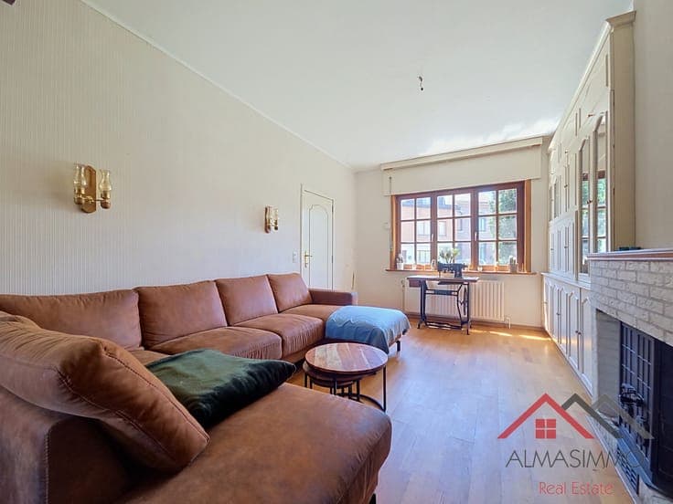 A charming semi-detached house with three br and a garden