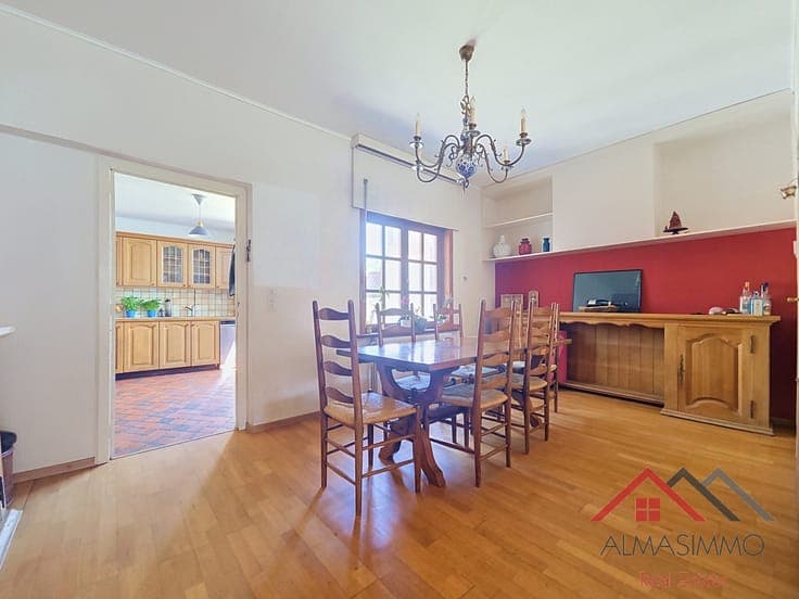 A charming semi-detached house with three br and a garden