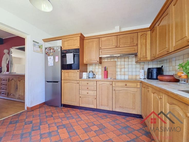A charming semi-detached house with three br and a garden