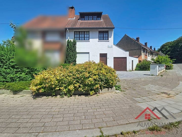 A charming semi-detached house with three br and a garden