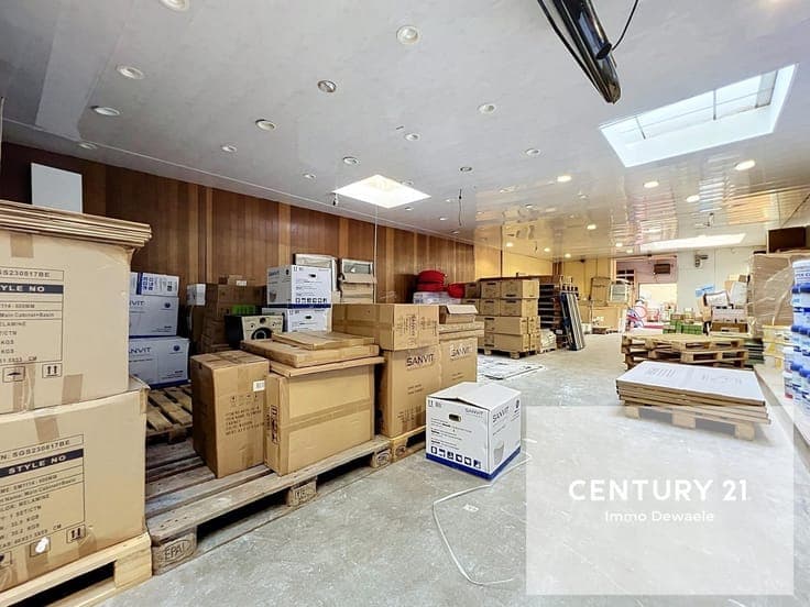 Investment property - ground floor commercial space + 3 apar