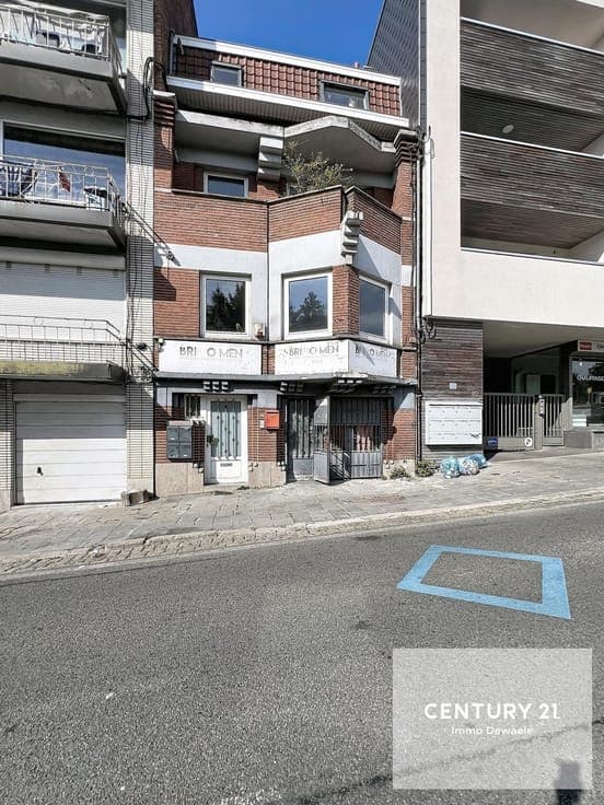 Investment property - ground floor commercial space + 3 apar