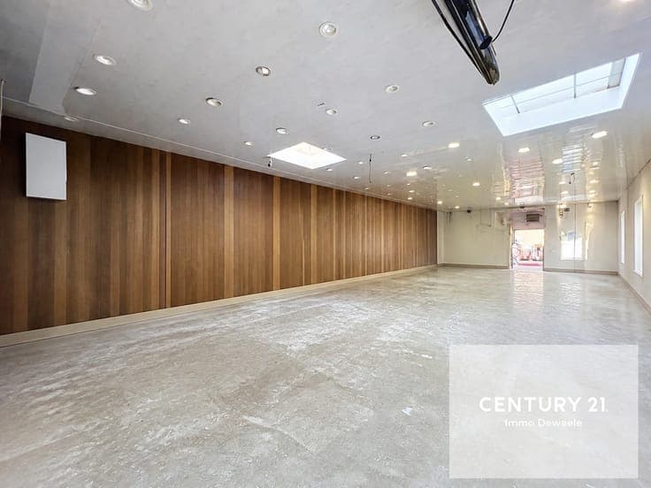 Investment property - ground floor commercial space + 3 apar