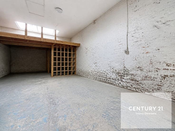 Investment property - ground floor commercial space + 3 apar