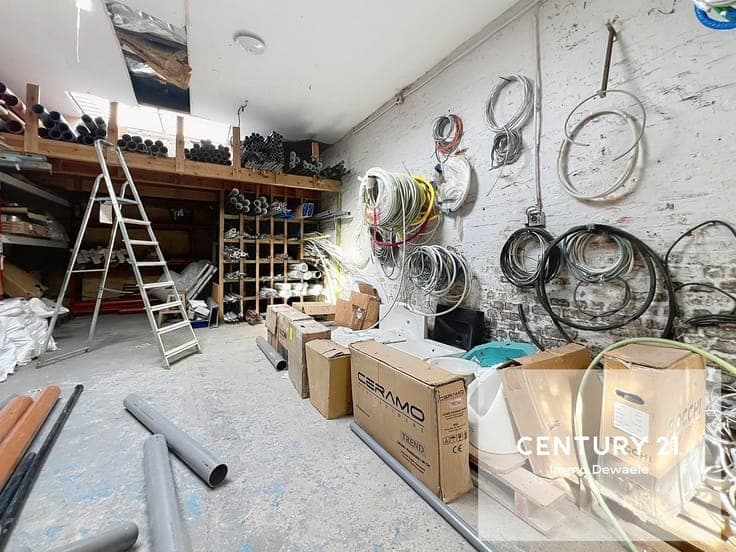 Investment property - ground floor commercial space + 3 apar