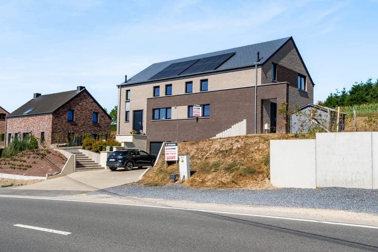 Modern 2023 home just steps from the centre of Gedinne