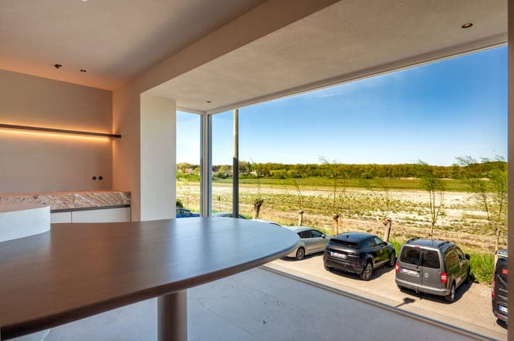 Exclusive bel-etage residence with open views near the sea