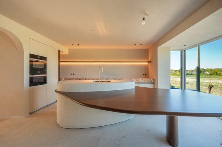 Exclusive bel-etage residence with open views near the sea