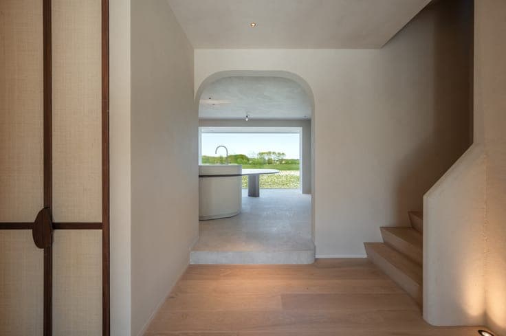 Exclusive bel-etage residence with open views near the sea