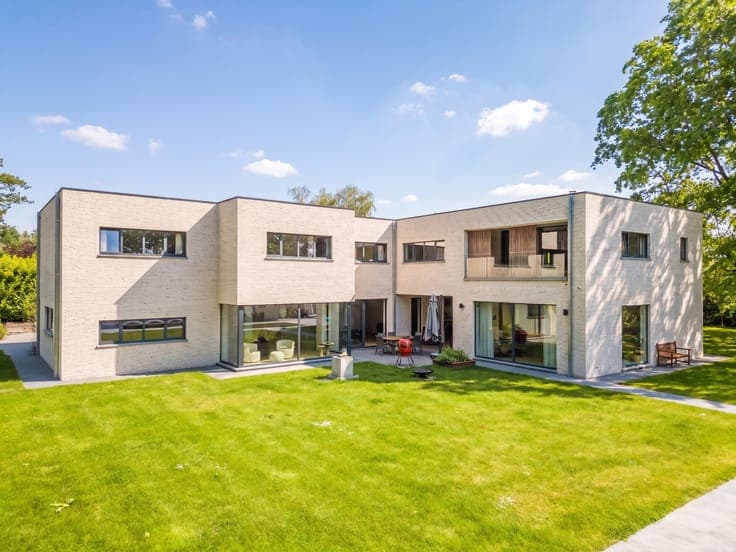 Contemporary Elegance at Le Bercuit