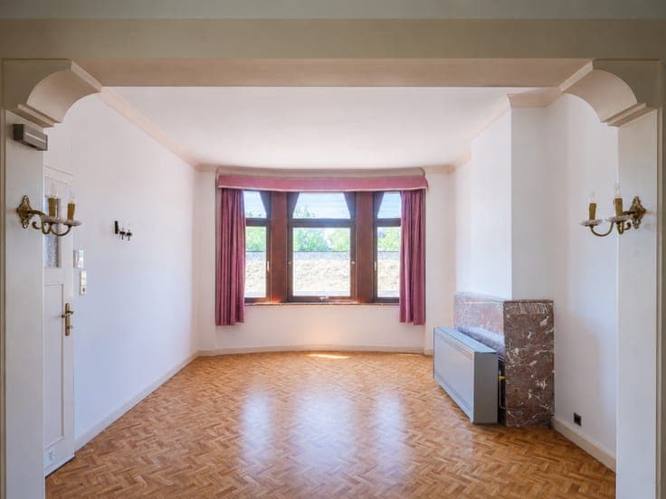Renovation Property with Great Potential and a Characterf...