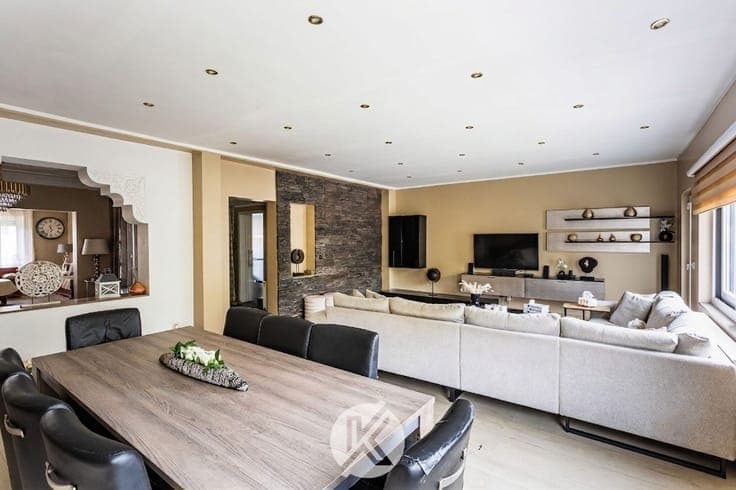 Gezinswoning met 4 slaapkamers op uitstekende ligging