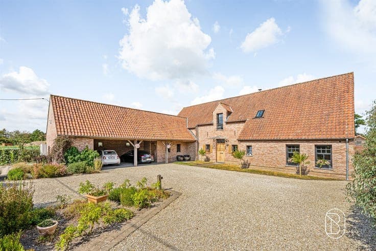 Stunning upscale home with horse facilities