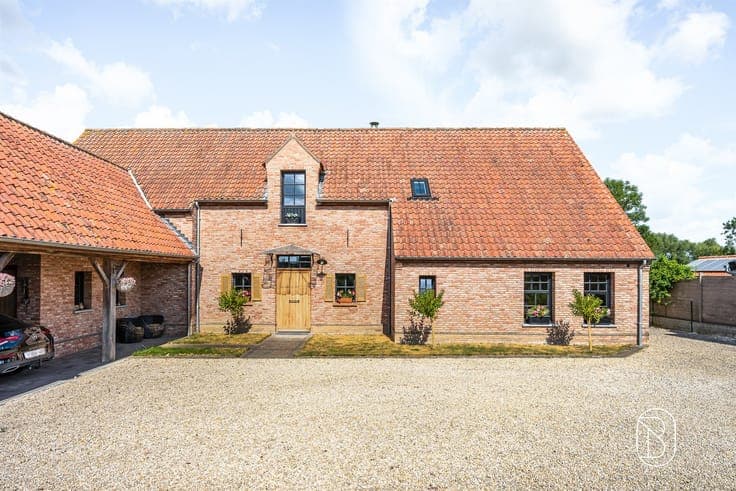 Stunning upscale home with horse facilities