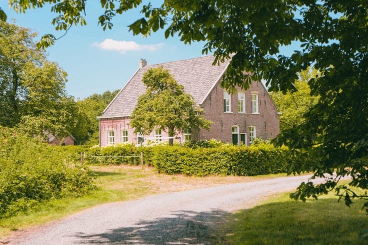 AXEL - Hoeve op een goede locatie met paardenfaciliteiten