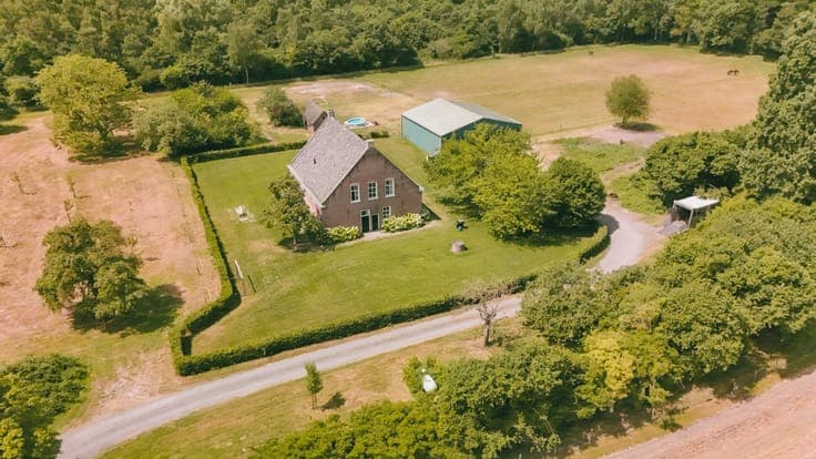 AXEL - Hoeve op een goede locatie met paardenfaciliteiten