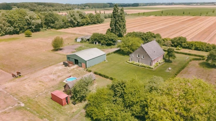 AXEL - Hoeve op een goede locatie met paardenfaciliteiten