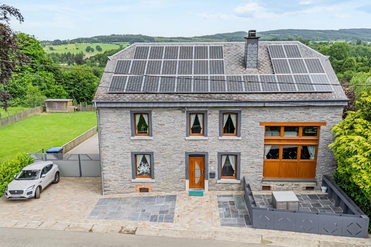 Character Property with 4 Bedrooms - 1,826 m² - Neuville