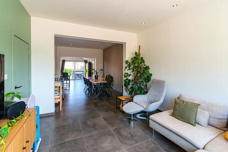 MOVE-IN READY 3-BEDROOM HOME WITH GARDEN IN A QUIET STREET