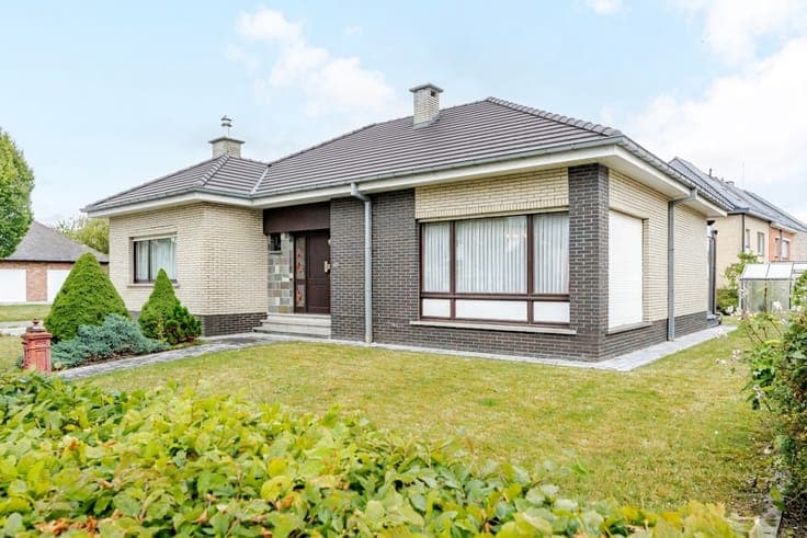 Bbungalow with garden and renovated roof in Liedekerke