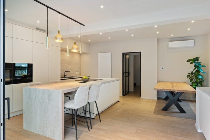 Instapklare woning met 4 slpkrs in hartje Edegem