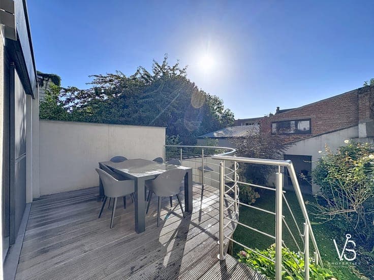 CHARMING RESIDENTIAL BUILDING WITH GARAGE AND WORKSHOP!