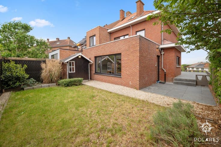 Fully renovated 3-front house in prime location