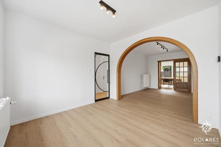 Fully renovated 3-front house in prime location