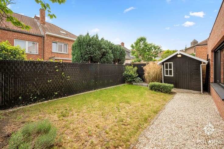 Fully renovated 3-front house in prime location